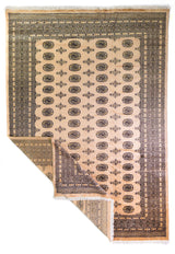 Alfombra Persa Bukara Yamouth beige de 2.19 x 3.00 mts, vista completa con una esquina doblada; se observan medallones ovalados repetidos dentro de una composición ordenada