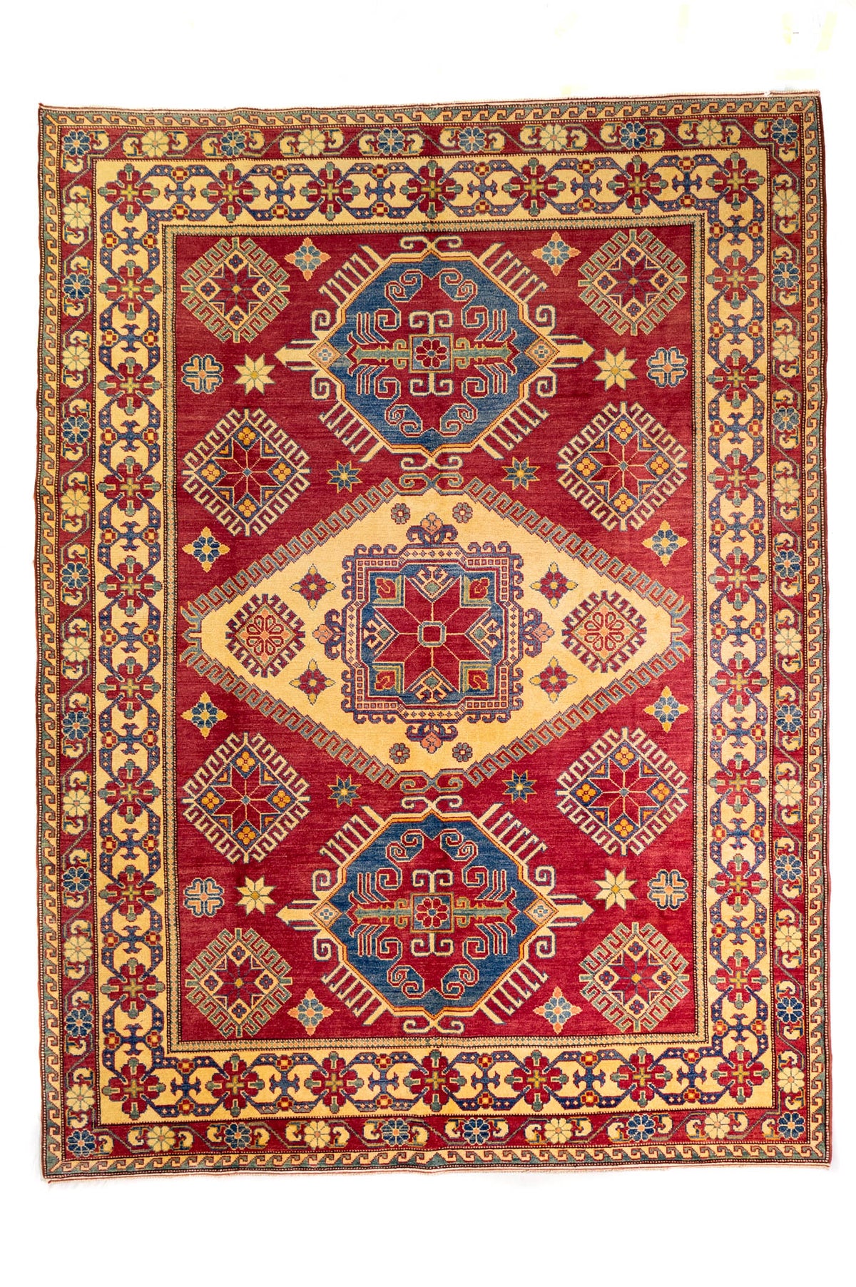 Alfombra Caucasica Kazak rojo y beige de 2.77 x 2.08 mts, vista completa vertical con medallones geométricos multicolor; se observan medallones y motivos geométricos caucásicos de fuerte contraste