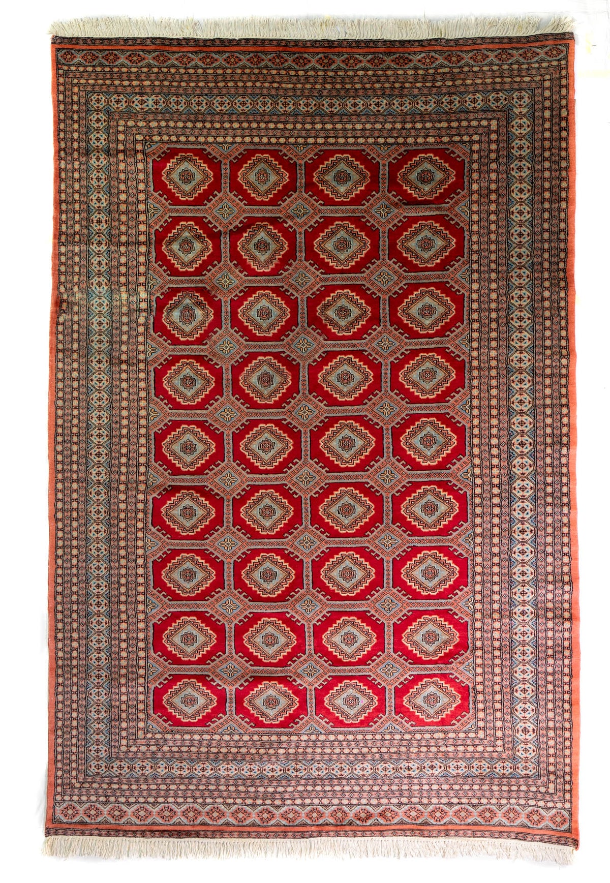 Alfombra Persa Bukara Yamouth rojo de 3.00 x 2.00 mts, vista completa vertical con medallones geométricos rojos; se observan medallones geométricos repetidos y guardas ornamentales