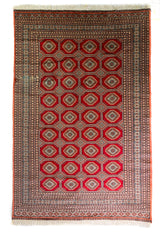 Alfombra Persa Bukara Yamouth rojo de 3.00 x 2.00 mts, vista completa vertical con medallones geométricos rojos; se observan medallones geométricos repetidos y guardas ornamentales