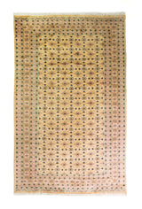 Alfombra Persa Bukara Yamouth beige de 1.83 x 2.90 mts, vista completa vertical con motivos geométricos pequeños; se observan pequeños motivos geométricos repetidos y guardas de tono suave