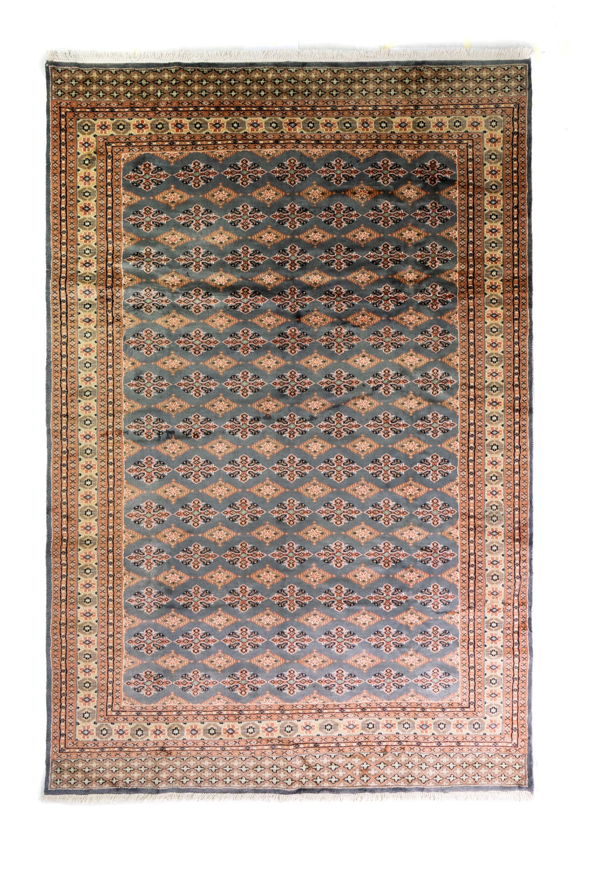 Alfombra Persa Bukara Yamouth celeste de 1.88 x 2.85 mts, vista completa vertical con motivos geométricos sobre fondo celeste; se observan motivos pequeños repetidos y guardas geométricas contrastantes