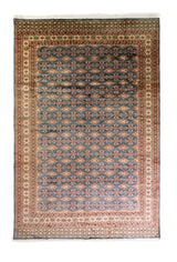 Alfombra Persa Bukara Yamouth celeste de 1.88 x 2.85 mts, vista completa vertical con motivos geométricos sobre fondo celeste; se observan motivos pequeños repetidos y guardas geométricas contrastantes