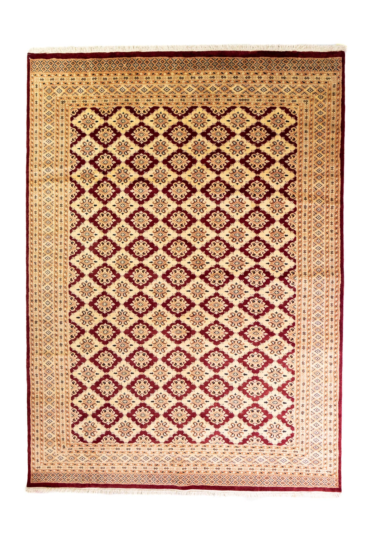 Alfombra Persa Bukara Yamouth beige de 1.88 x 2.60 mts, vista completa vertical con entramado rojo sobre campo beige; se observan entramado geométrico rojizo sobre campo claro