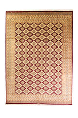 Alfombra Persa Bukara Yamouth beige de 1.88 x 2.60 mts, vista completa vertical con entramado rojo sobre campo beige; se observan entramado geométrico rojizo sobre campo claro