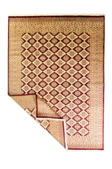 Alfombra Persa Bukara Yamouth beige de 1.88 x 2.60 mts, vista completa con una esquina doblada; se observan entramado geométrico rojizo sobre campo claro