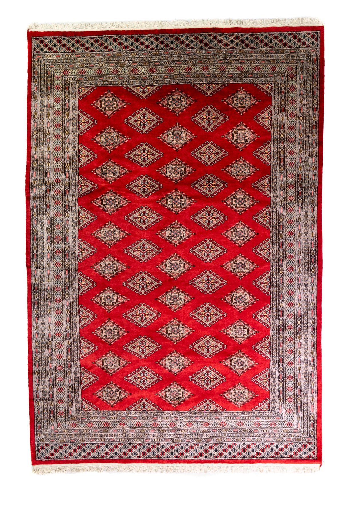 Alfombra Persa Bukara Yamouth rojo de 1.88 x 2.85 mts, vista completa vertical con retícula geométrica roja; se observan retícula geométrica y guardas claras de contraste