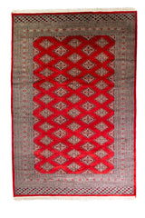 Alfombra Persa Bukara Yamouth rojo de 1.88 x 2.85 mts, vista completa vertical con retícula geométrica roja; se observan retícula geométrica y guardas claras de contraste