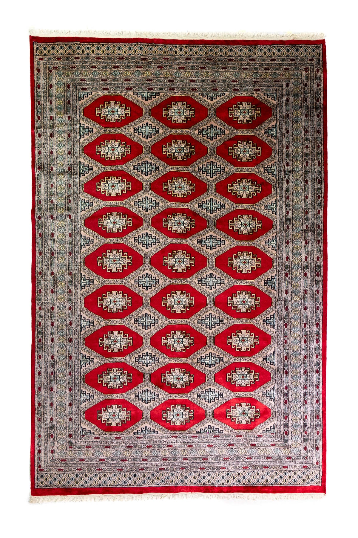 Alfombra Persa Bukara Yamouth rojo de 1.90 x 2.90 mts, vista completa vertical con medallones ovalados rojos; se observan medallones ovalados repetidos y guardas de varios niveles