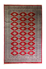 Alfombra Persa Bukara Yamouth rojo de 1.90 x 2.90 mts, vista completa vertical con medallones ovalados rojos; se observan medallones ovalados repetidos y guardas de varios niveles