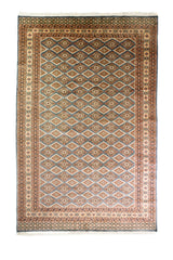 Alfombra Persa Bukara Yamouth celeste de 1.88 x 2.87 mts, vista completa vertical con rombos sobre fondo celeste; se observan rombos repetidos y guardas geométricas