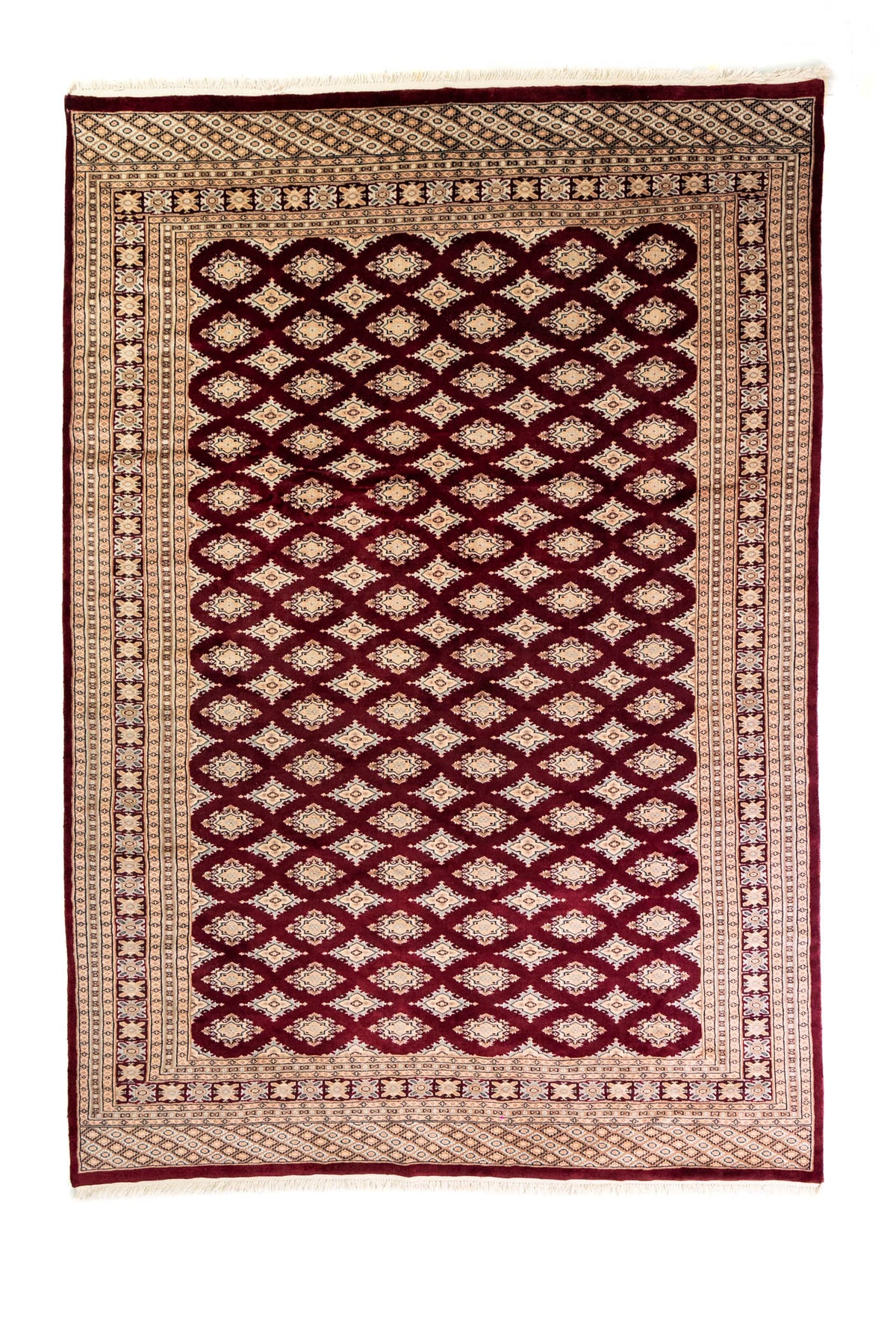 Alfombra Persa Bukara Yamouth bordó de 1.88 x 2.75 mts, vista completa vertical con entramado en bordó; se observan entramado geométrico oscuro y guardas claras
