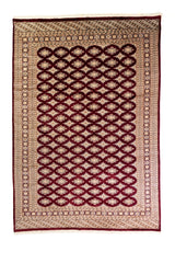 Alfombra Persa Bukara Yamouth bordó de 1.88 x 2.75 mts, vista completa vertical con entramado en bordó; se observan entramado geométrico oscuro y guardas claras