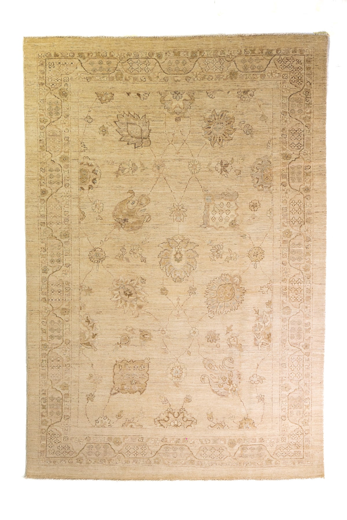 Alfombra Persa Isfahan beige de 1.83 x 2.68 mts, vista completa vertical con ornamentación floral clara; se observan ornamentación floral clara y guardas delicadas