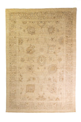 Alfombra Persa Isfahan beige de 1.83 x 2.68 mts, vista completa vertical con ornamentación floral clara; se observan ornamentación floral clara y guardas delicadas