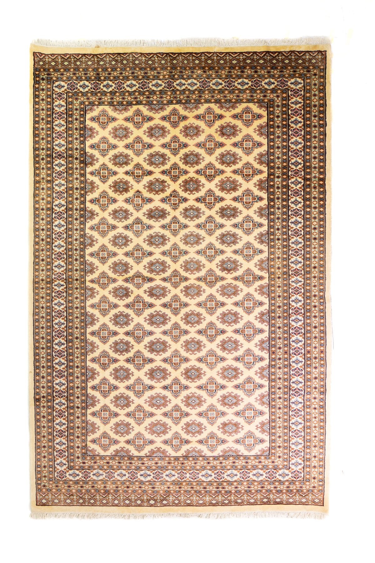 Alfombra Persa Bukara Yamouth beige de 1.88 x 2.90 mts, vista completa vertical con retícula geométrica en beige; se observan retícula geométrica con detalles de color en las guardas