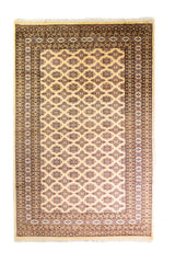 Alfombra Persa Bukara Yamouth beige de 1.88 x 2.90 mts, vista completa vertical con retícula geométrica en beige; se observan retícula geométrica con detalles de color en las guardas