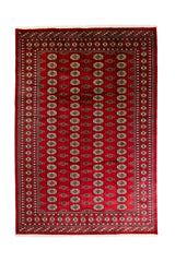 Alfombra Persa Bukara rojo de 1.85 x 2.75 mts, vista completa vertical con columnas de medallones; se observan columnas de medallones ovalados y guardas geométricas