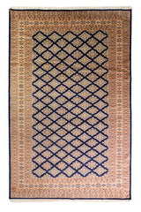 Alfombra Persa Yamouth azul de 1.85 x 2.85 mts, vista completa vertical con retícula azul sobre campo beige; se observan retícula de rombos azules sobre campo claro