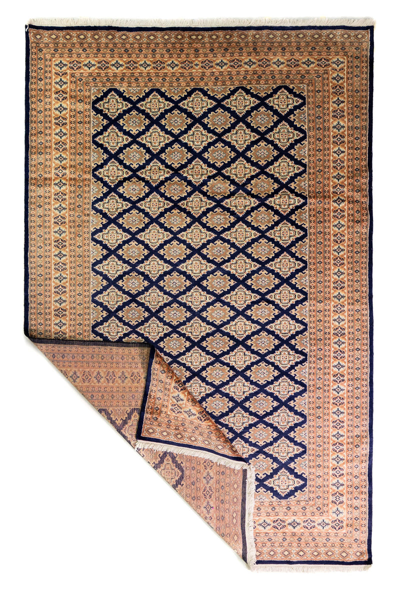 Alfombra Persa Yamouth azul de 1.85 x 2.85 mts, vista completa con una esquina doblada; se observan retícula de rombos azules sobre campo claro