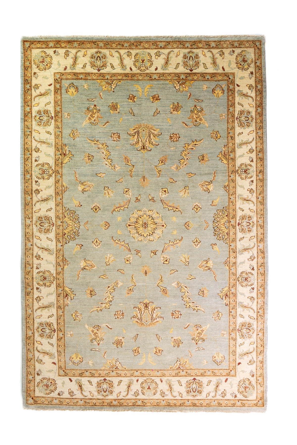 Alfombra Persa Isfahan celeste de 1.85 x 2.82 mts, vista completa vertical con composición floral celeste; se observan motivos florales y vegetales de tono suave con guardas claras
