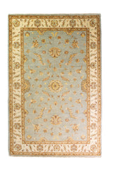 Alfombra Persa Isfahan celeste de 1.85 x 2.82 mts, vista completa vertical con composición floral celeste; se observan motivos florales y vegetales de tono suave con guardas claras