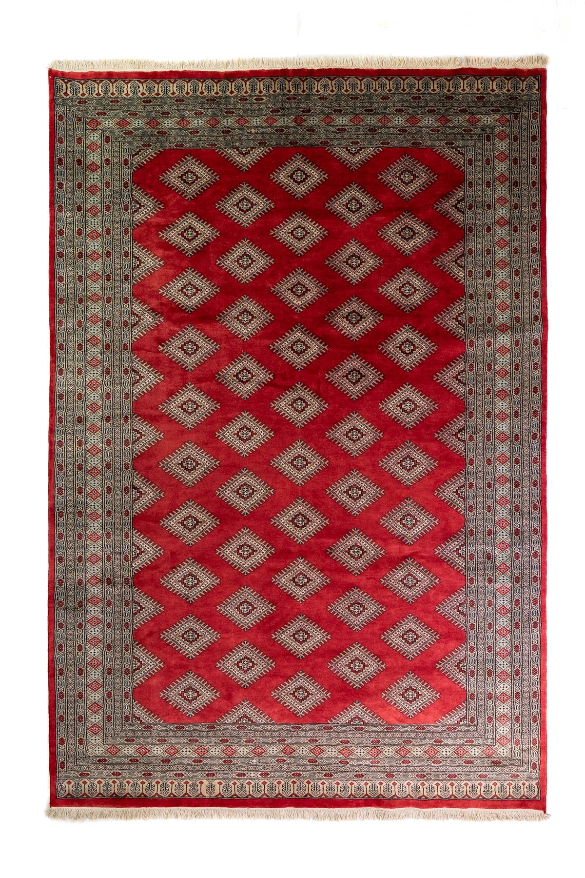 Alfombra Persa Yamouth rojo de 1.81 x 2.87 mts, vista completa vertical con medallones geométricos rojos; se observan medallones y rombos repetidos en una trama geométrica