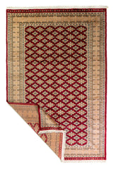 Alfombra Persa Yamouth rojo de 1.83 x 2.87 mts, vista completa con una esquina doblada; se observan retícula geométrica sobre campo intenso y guarda clara