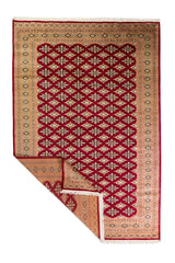 Alfombra Persa Yamouth rojo de 1.88 x 2.80 mts, vista completa con una esquina doblada; se observan retícula geométrica densa con guarda ornamental