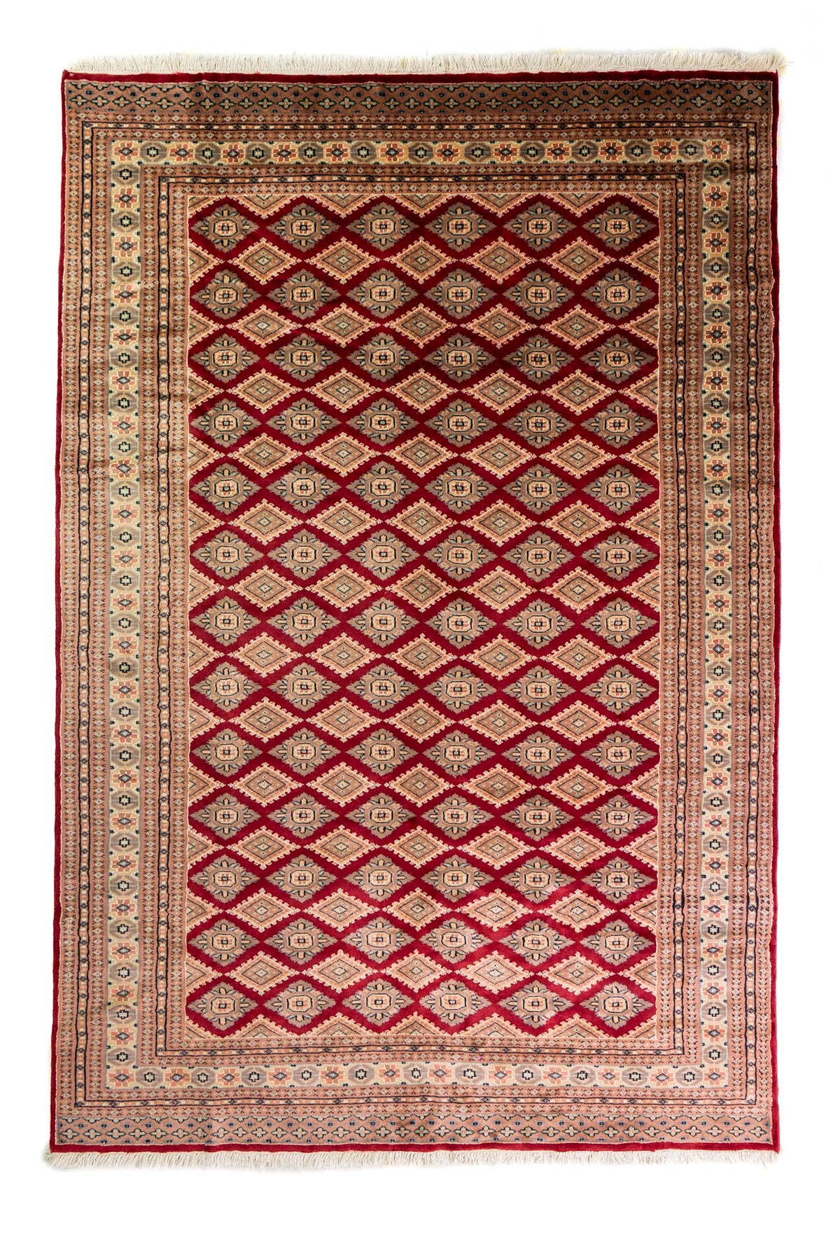 Alfombra Persa Yamouth beige y rojo de 1.88 x 2.82 mts, vista completa vertical con retícula bordó sobre campo beige; se observan retícula borgoña sobre campo claro con guardas beige