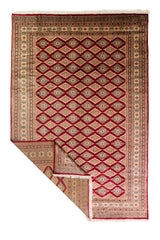Alfombra Persa Yamouth beige y rojo de 1.88 x 2.82 mts, vista completa con una esquina doblada; se observan retícula borgoña sobre campo claro con guardas beige