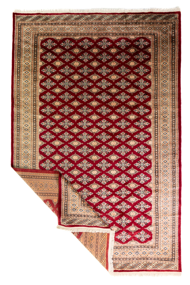 Alfombra Persa Yamouth rojo de 1.88 x 2.87 mts, vista completa con varias secciones dobladas, mostrando reverso y guardas; se observan retícula geométrica de motivos repetidos y guardas múltiples