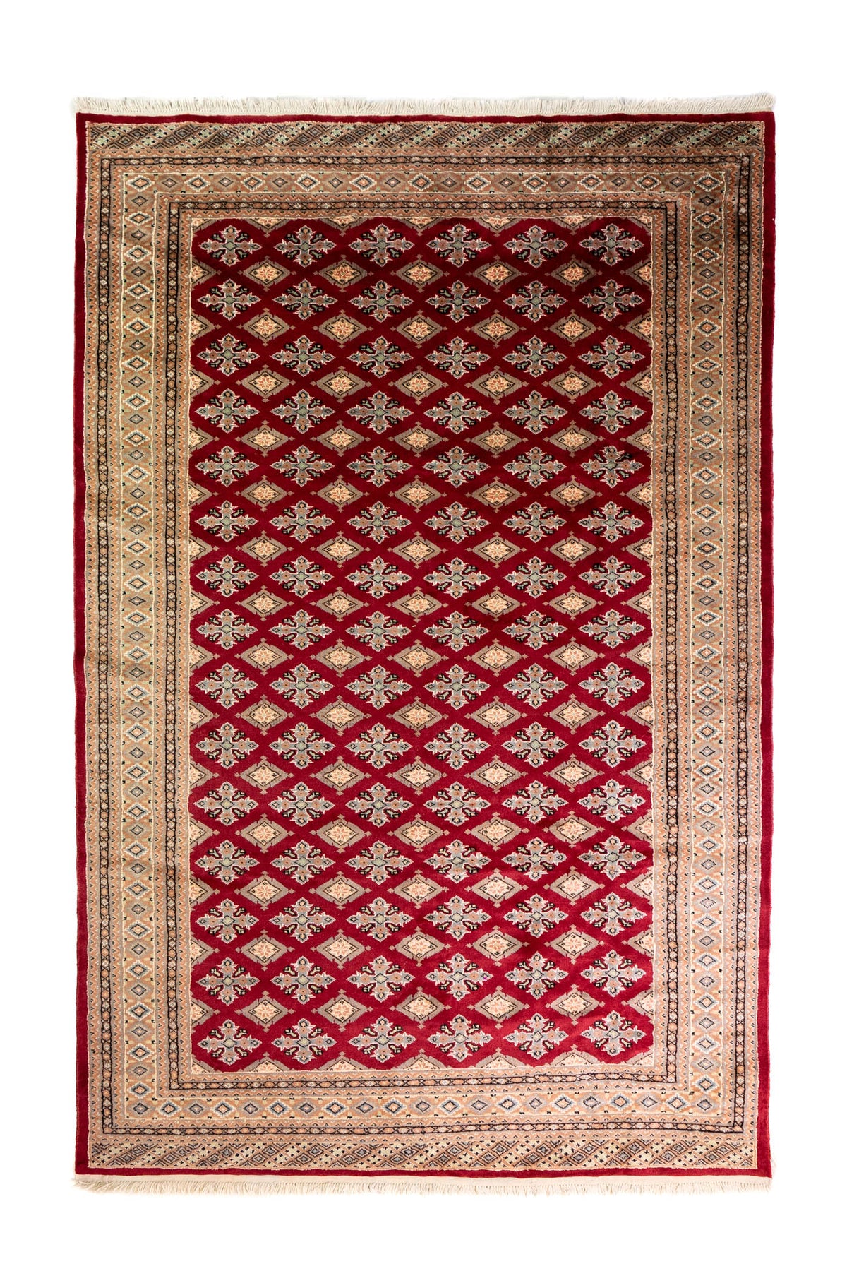 Alfombra Persa Yamouth rojo de 1.88 x 2.87 mts, vista completa vertical sin pliegues con retícula geométrica roja; se observan retícula geométrica de motivos repetidos y guardas múltiples