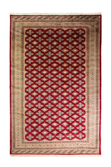 Alfombra Persa Yamouth rojo de 1.88 x 2.87 mts, vista completa vertical sin pliegues con retícula geométrica roja; se observan retícula geométrica de motivos repetidos y guardas múltiples