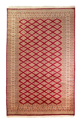 Alfombra Persa Yamouth rojo de 1.83 x 2.87 mts, vista completa vertical con patrón geométrico rojo; se observan patrón geométrico repetitivo con guardas ornamentales