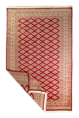 Alfombra Persa Yamouth rojo de 1.83 x 2.87 mts, vista completa con una esquina doblada; se observan patrón geométrico repetitivo con guardas ornamentales