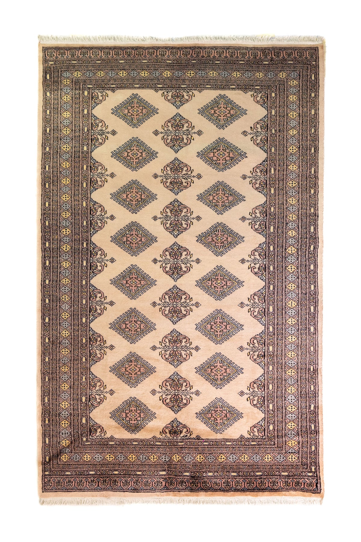 Alfombra Persa Yamouth beige de 1.55 x 2.44 mts, vista completa vertical con motivos geométricos sobre campo beige; se observan motivos geométricos alargados y guardas oscuras