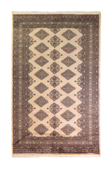 Alfombra Persa Yamouth beige de 1.55 x 2.44 mts, vista completa vertical con motivos geométricos sobre campo beige; se observan motivos geométricos alargados y guardas oscuras