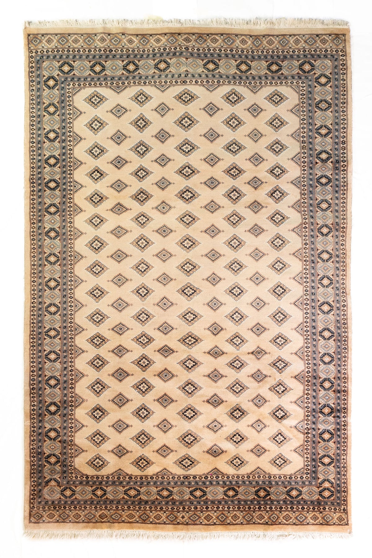 Alfombra Persa Yamouth beige de 1.55 x 2.44 mts, vista completa vertical con pequeños motivos geométricos; se observan pequeños motivos geométricos repetidos y guardas sobrias