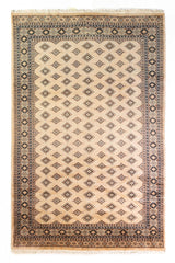 Alfombra Persa Yamouth beige de 1.55 x 2.44 mts, vista completa vertical con pequeños motivos geométricos; se observan pequeños motivos geométricos repetidos y guardas sobrias