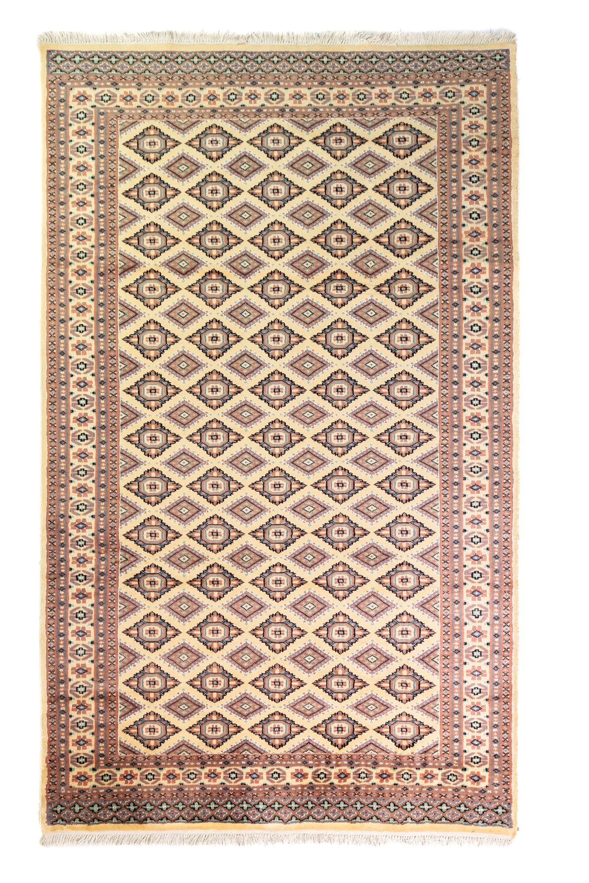 Alfombra Persa Yamouth beige de 1.55 x 2.54 mts, vista completa vertical con rombos repetidos; se observan rombos repetidos y guardas geométricas de contraste