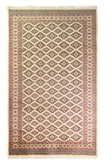 Alfombra Persa Yamouth beige de 1.55 x 2.54 mts, vista completa vertical con rombos repetidos; se observan rombos repetidos y guardas geométricas de contraste
