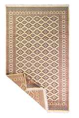 Alfombra Persa Yamouth beige de 1.55 x 2.54 mts, vista completa con una esquina doblada; se observan rombos repetidos y guardas geométricas de contraste
