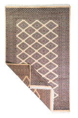 Alfombra Persa Yamouth marrón y beige de 1.60 x 2.54 mts, vista completa con una esquina doblada; se observan retícula geométrica clara sobre campo oscuro