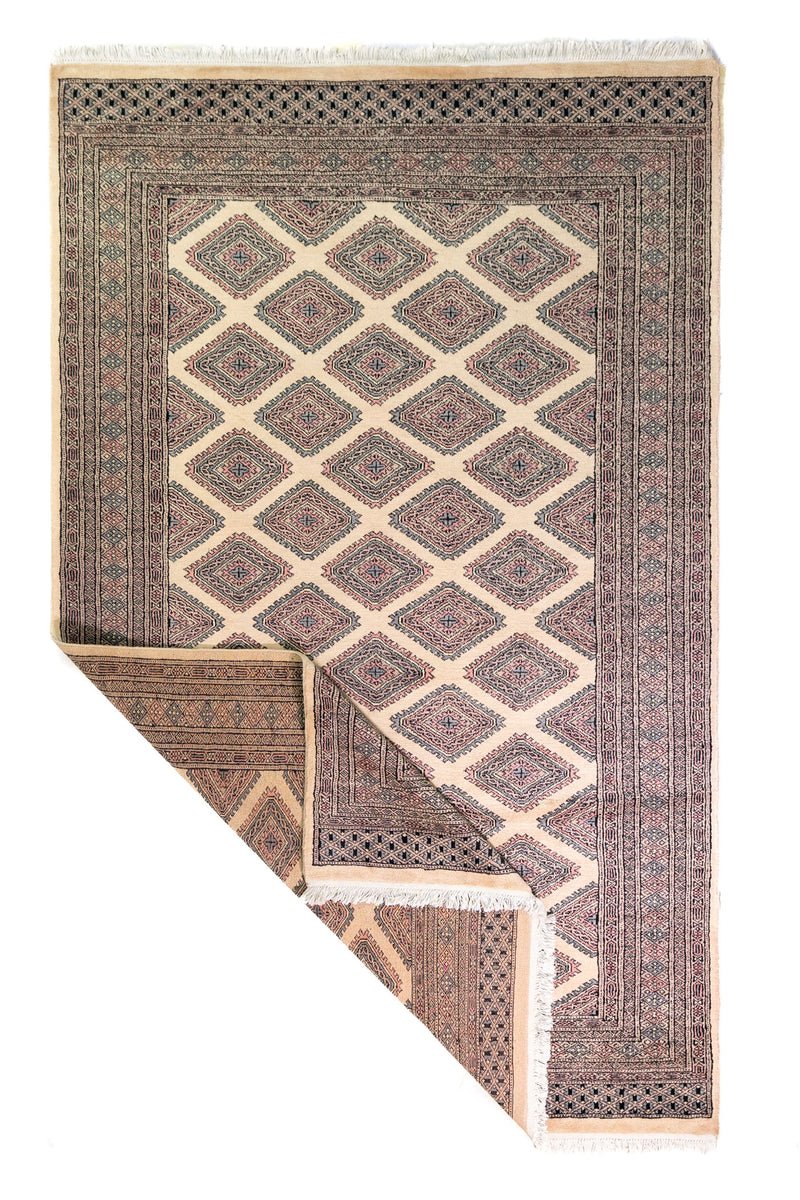 Alfombra Persa Yamouth marrón y beige de 1.60 x 2.54 mts, vista completa con una esquina doblada; se observan retícula geométrica clara sobre campo oscuro