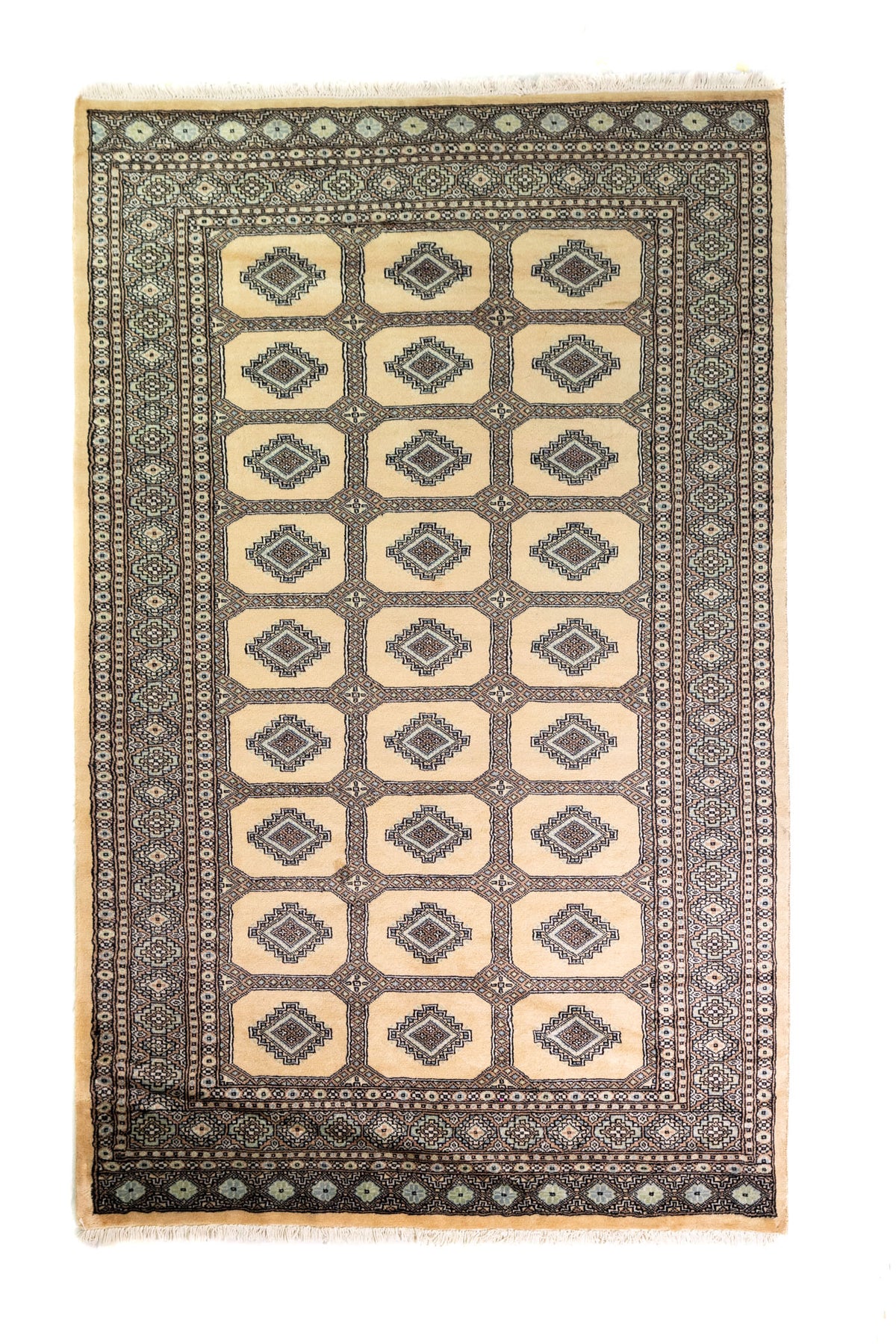 Alfombra Persa Yamouth beige de 1.55 x 2.44 mts, vista completa vertical con medallones rectangulares sobre campo beige; se observan medallones rectangulares repetidos y guardas oscuras
