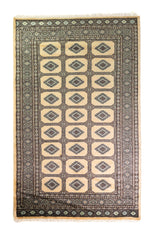 Alfombra Persa Yamouth beige de 1.55 x 2.44 mts, vista completa vertical con medallones rectangulares sobre campo beige; se observan medallones rectangulares repetidos y guardas oscuras