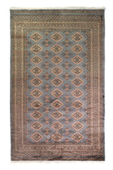 Alfombra Persa Yamouth celeste de 1.55 x 2.48 mts, vista completa vertical con rombos sobre fondo celeste; se observan rombos repetidos y guardas geométricas