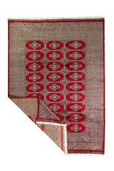Alfombra Persa Yamouth rojo de 1.58 x 2.36 mts, vista completa con una esquina doblada; se observan medallones ovalados destacados y guardas rojizas
