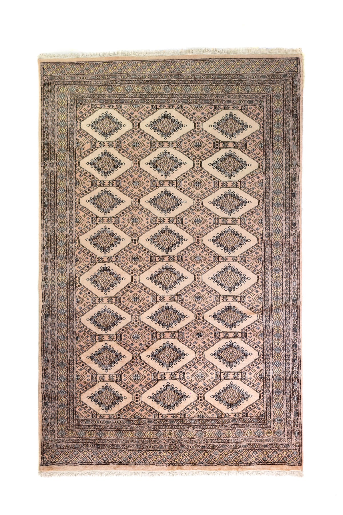 Alfombra Persa Yamouth marrón y beige de 1.52 x 2.44 mts, vista completa vertical con grandes rombos claros; se observan grandes rombos claros y guardas oscuras